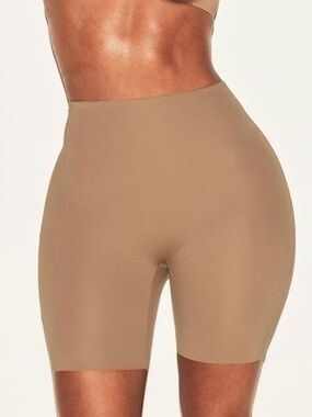NWT Skims Body Hip Enhancing Padded Shorts